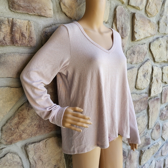 AMERICAN EAGLE | Light Pink Long Sleeve Soft and Lightweight V-Neck Sweater - Picture 4 of 8
